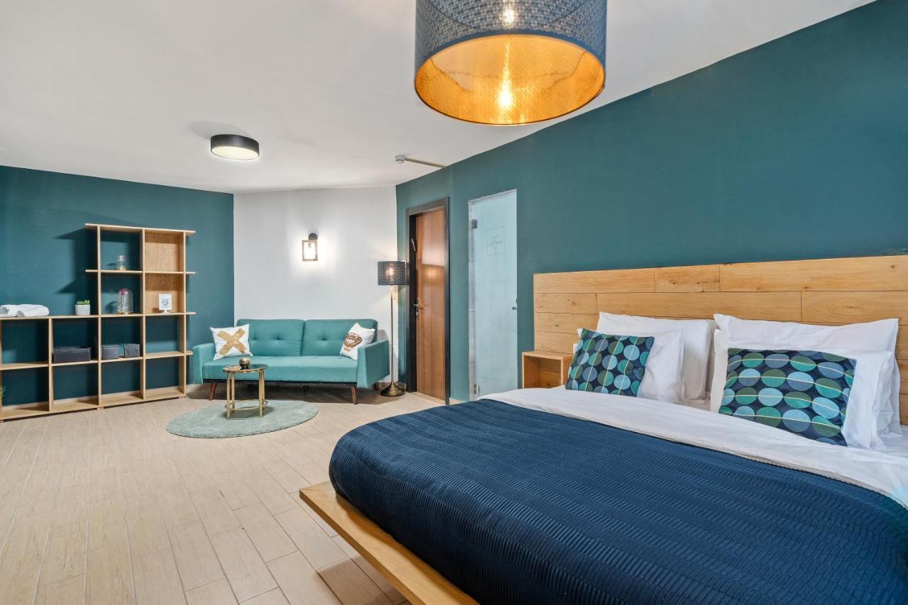 La Luxury Hotel 2*