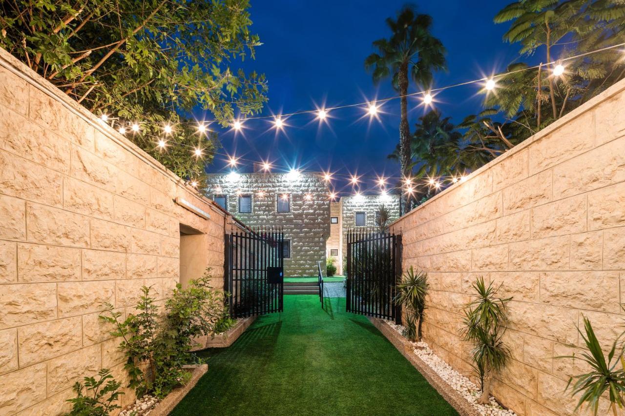 La Luxury Hotel